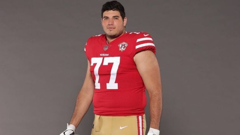 Alfredo Gutiérrez durante sesión fotográfica con los 49ers