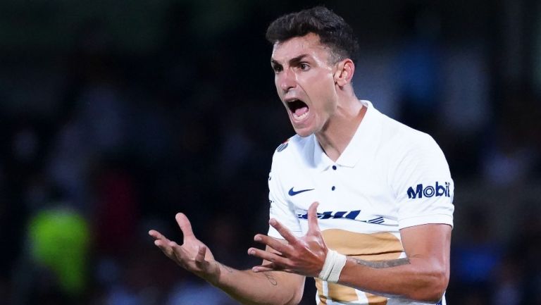 Juan Dinenno durante un partido con Pumas