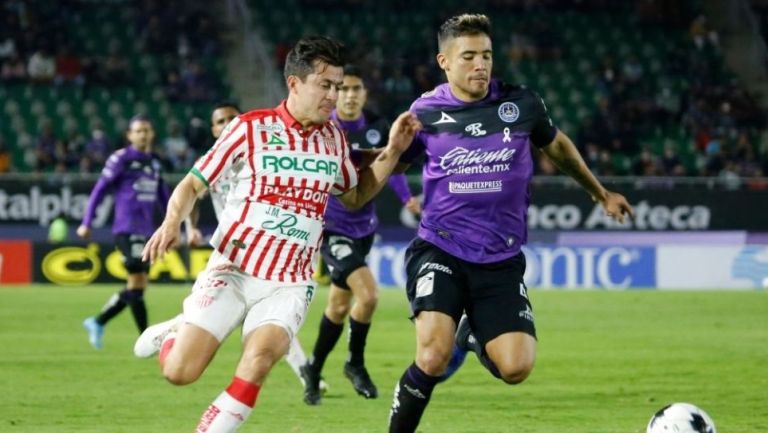 Jugadores del Necaxa y Mazatlán disputando el balón