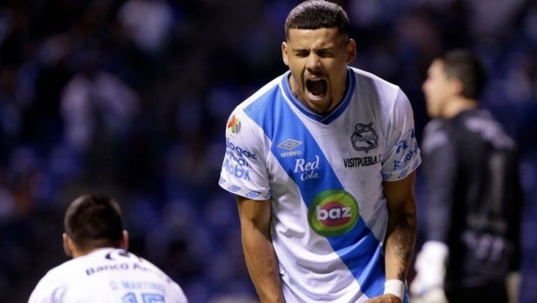 Maximiliano Araújo festejando un gol