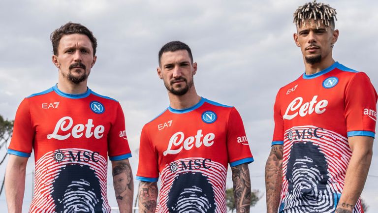 Jugadores del Napoli posan con la nueva camiseta