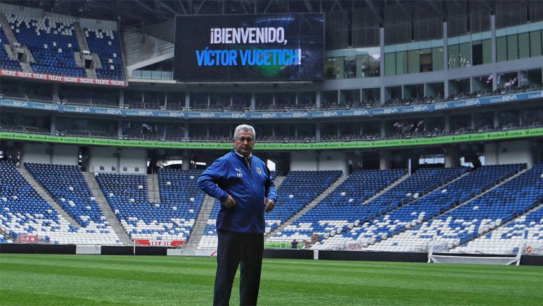 Víctor Manuel Vucetich al ser presentado en Rayados