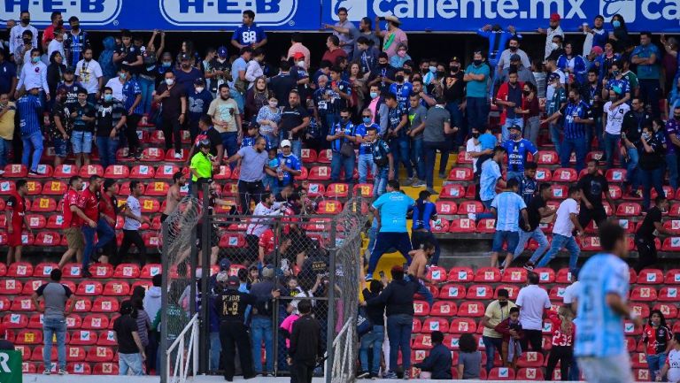 Aficionados en el inicio de la pelea en las gradas 