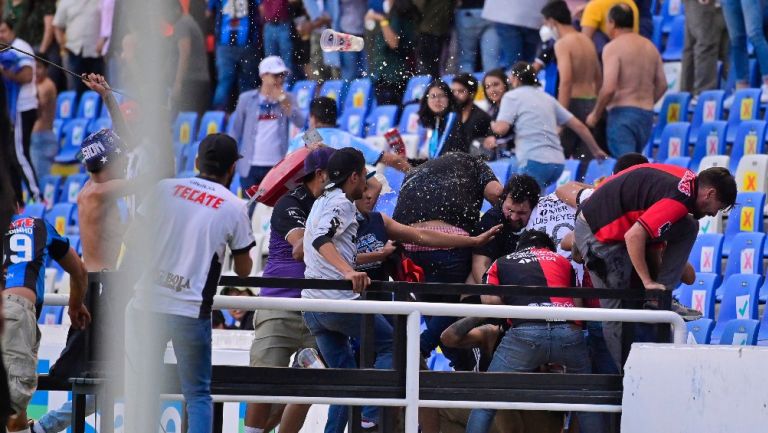 Aficionados en el inicio de la pelea en las gradas 