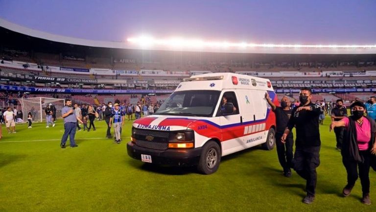 Una ambulancia ingresa al campo