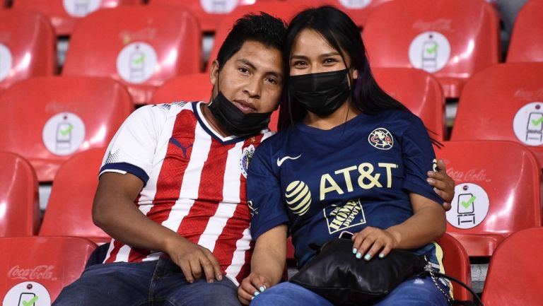 Pareja disfruta de un Clásico Nacional