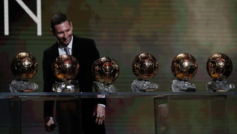 Messi posa con sus Balones de Oro