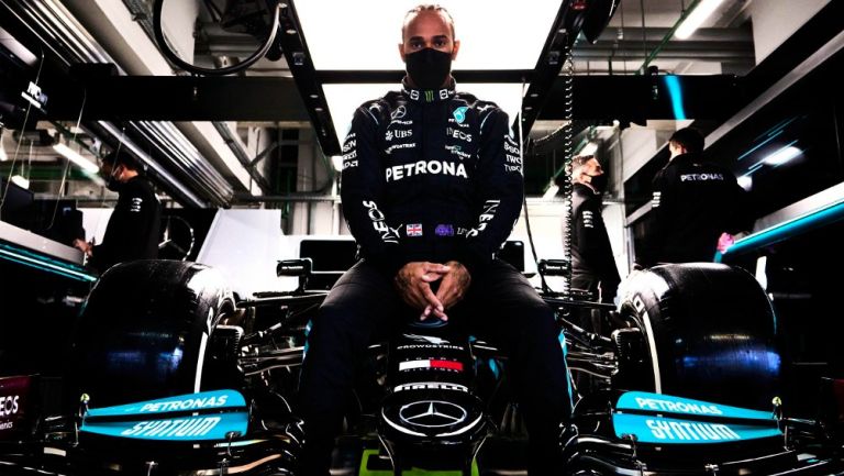 Lewis Hamilton posa junto al monoplaza de Mercedes