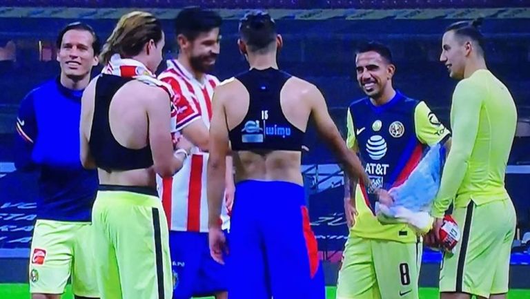Chivas: Michel Leaño felicitó a Oribe Peralta por intercambio de playeras con americanistas