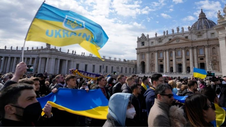 Banderas ucranianas en el Vaticano 