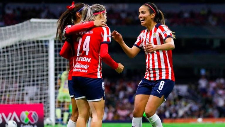 Jugadoras de Chivas celebrando un gol