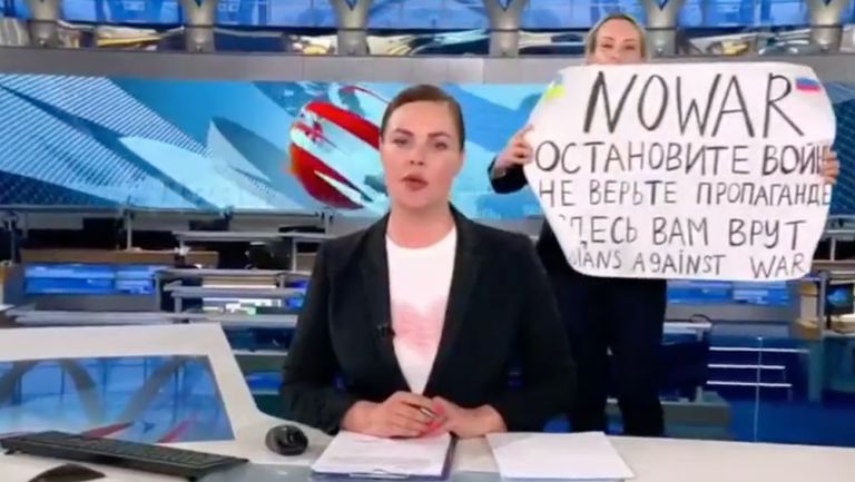 Mujer interrumpió noticiero ruso con un cartel en contra de la guerra