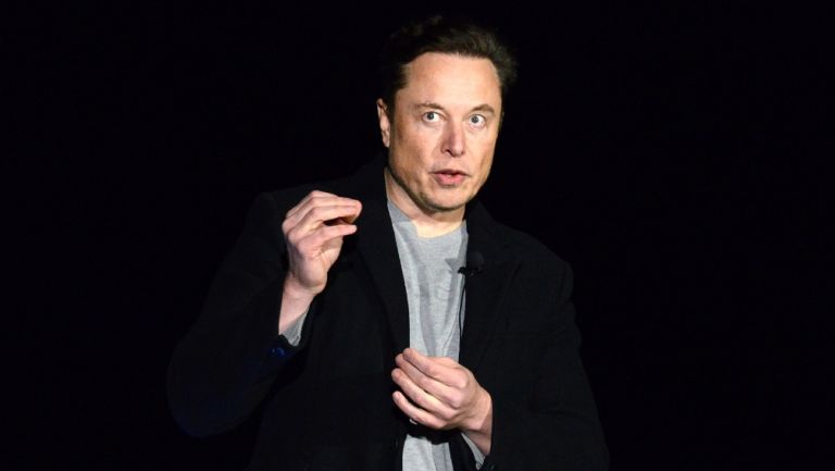 Elon Musk dando una conferencia sobre Starship