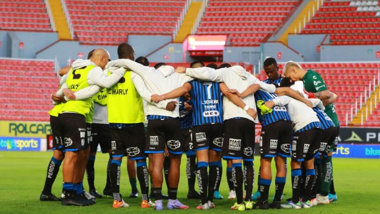 Jugadores de Gallos previo a un partido