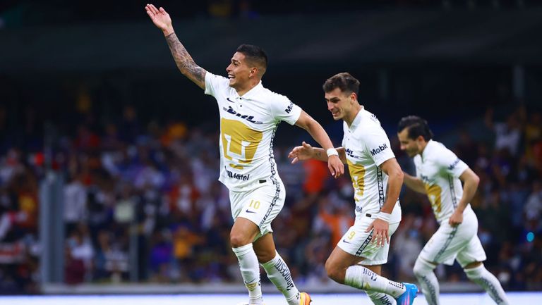 Jugadores de Pumas festejan un gol