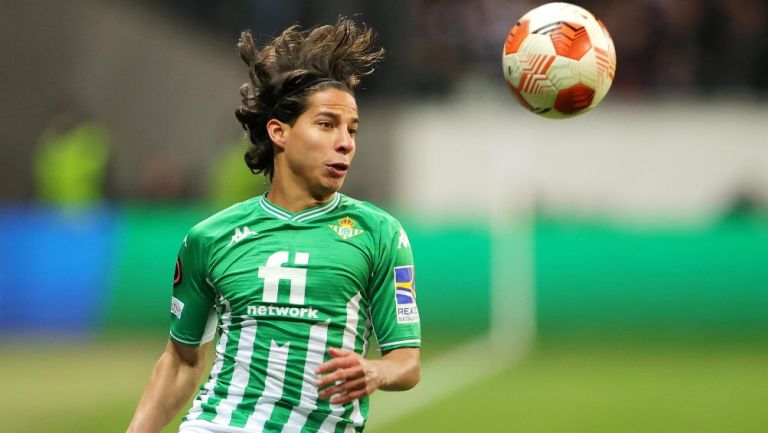 Diego Lainez en acción en la Europa League