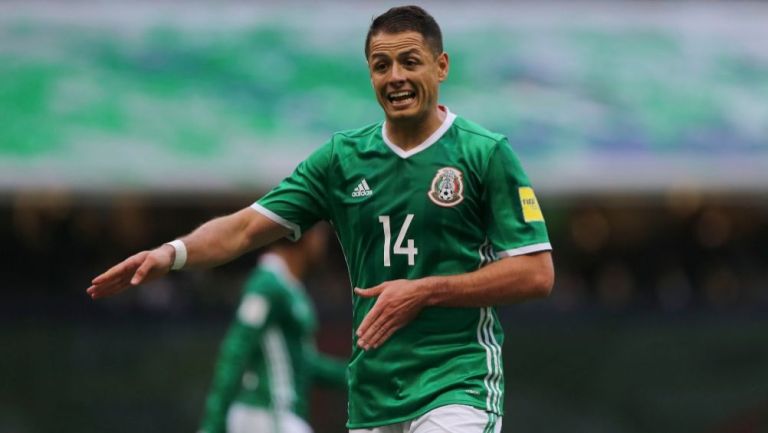 Javier Hernández en un partido de la Selección Mexicana