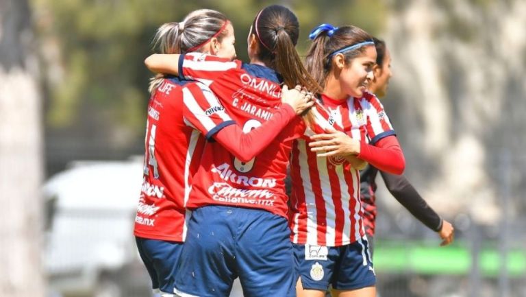 Jugadoras de Chivas festejando un gol