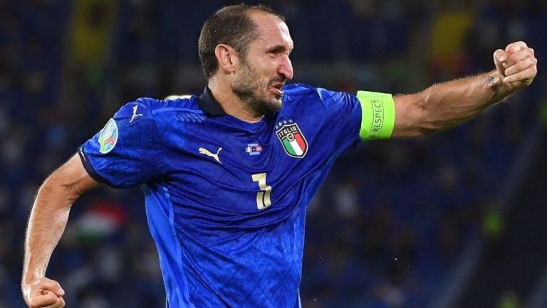 Chiellini celebrando un gol con la Selección de Italia
