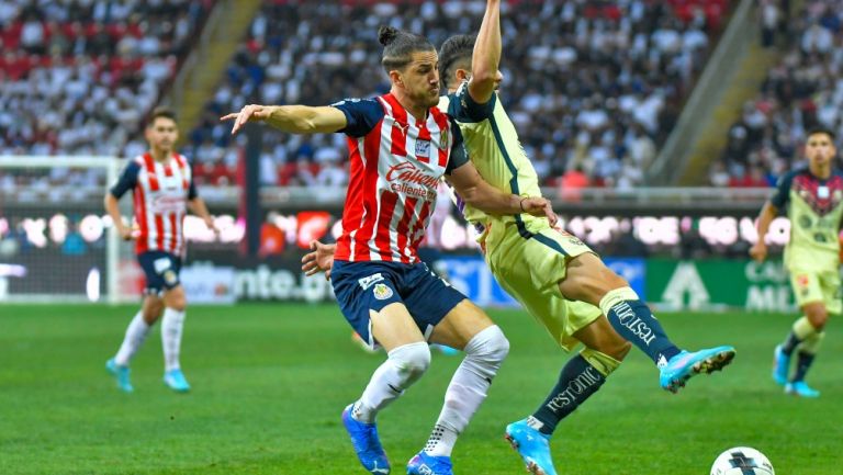 Hiram Mier en acción en el Clásico Nacional