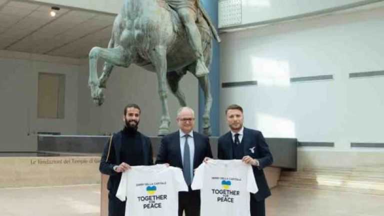 Capitanes de la Lazio y Roma para presentar la playera de apoyo 