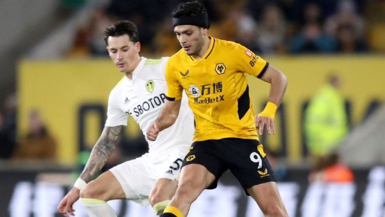 Raúl Jiménez jugando partido con el Wolverhampton ante Leeds United