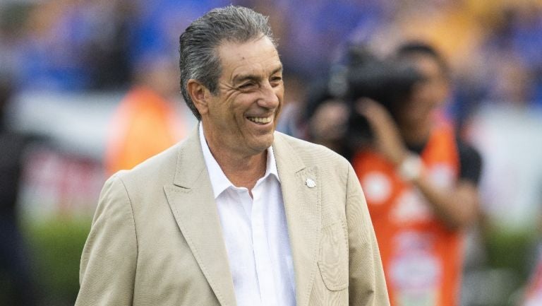 Tomás Boy dirigiendo partido de la Liga MX en el Estadio Universitario