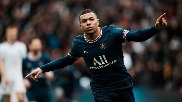 Kylian Mbappé celebrando un gol con PSG