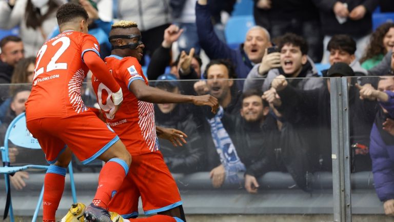 Víctor Oshimen celebrando su doblete vs Udinese