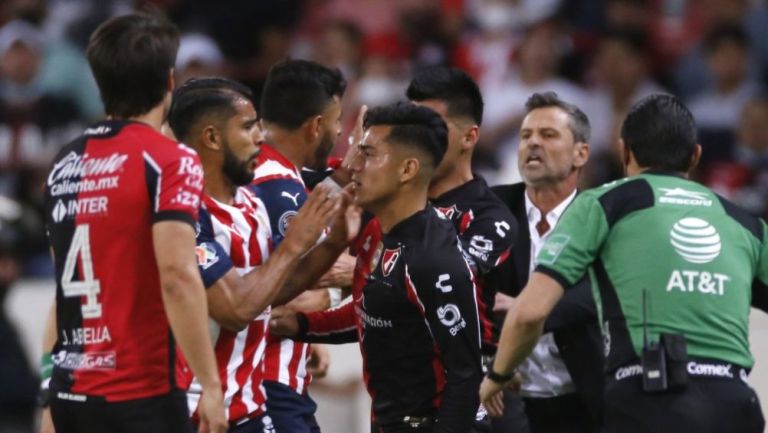 Riña entre jugadores de Chivas y Atlas