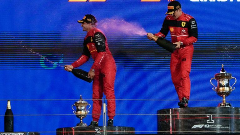 Sainz y Leclerc de Ferrari celebran en el podio del GP de Bahréin