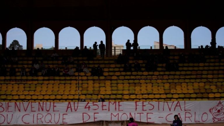 Manta colocada en el Stade Louis II