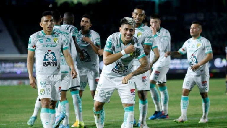 Jugadores del León festejando un gol