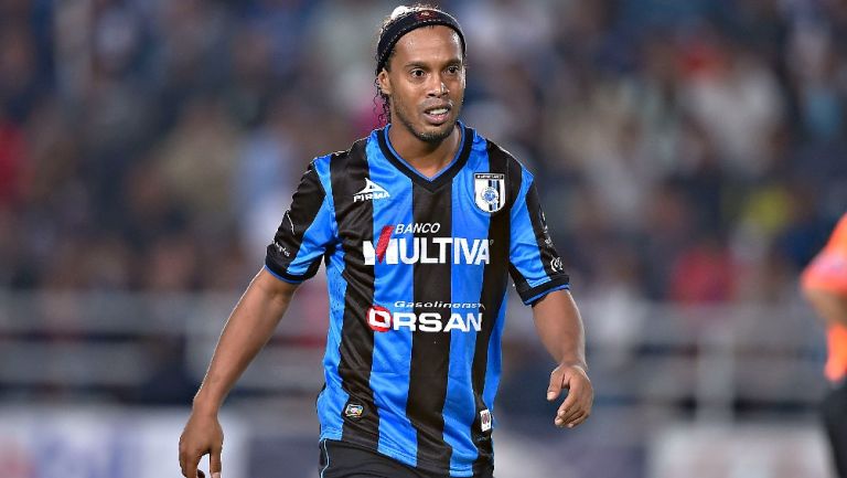 Ronaldinho jugando partido de la Liga MX con Querétaro