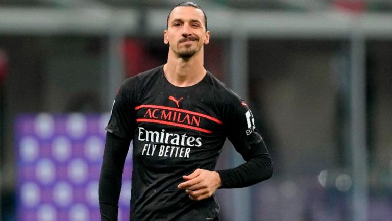 Zlatan Ibrahimovic jugando partido con el Milan en la Serie A