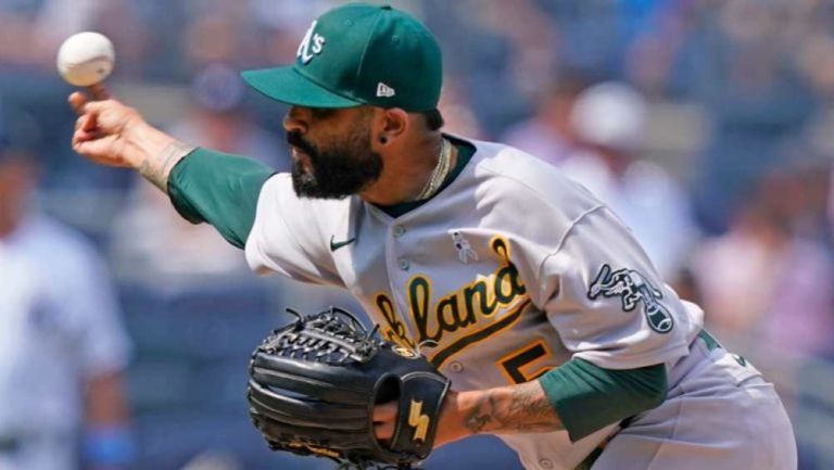 Sergio Romo con los Atléticos de Oakland