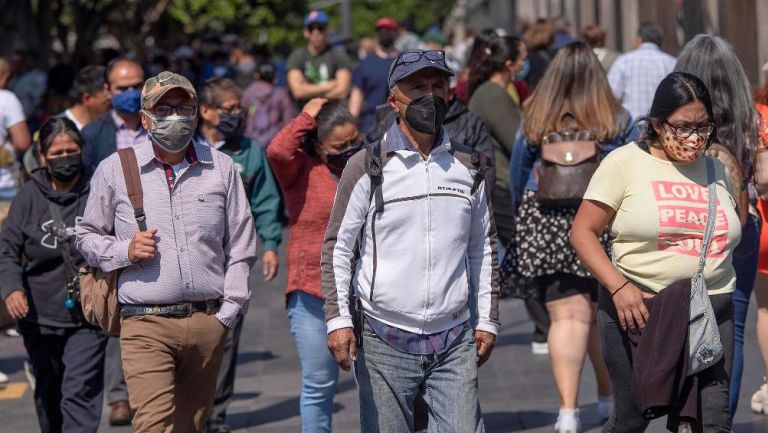 Personas caminando por las calles de la Ciudad de México durante la pandemia