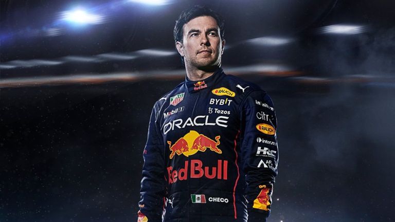 Sergio 'Checo' Pérez con la indumentaria de Red Bull Racing