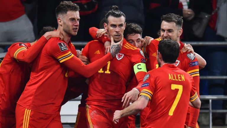 Gareth Bale y el conjunto galés celebran