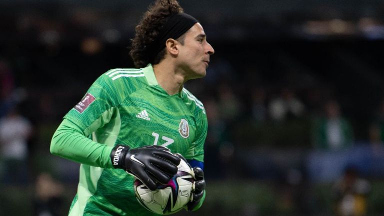 Guillermo Ochoa tuvo dos grandes atajadas en el juego