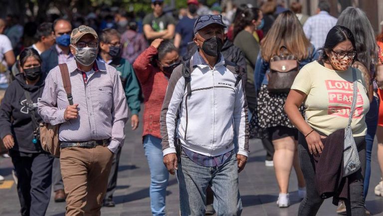Personas caminando por las calles de la Ciudad de México durante la pandemia