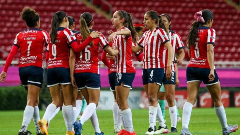 Jugadoras de Chivas Femenil festejando un gol