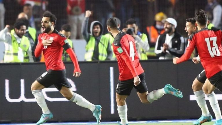 Jugadores de Egipto festejando el autogol de Ciss