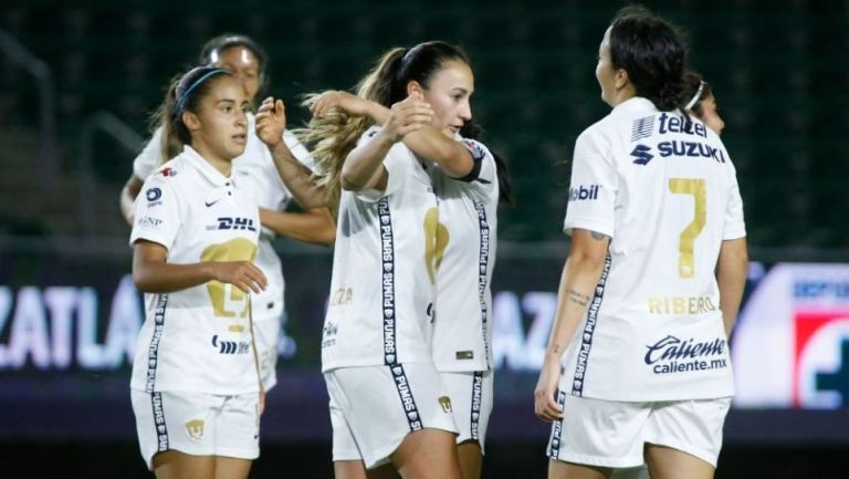 Jugadoras de Pumas festejando un gol