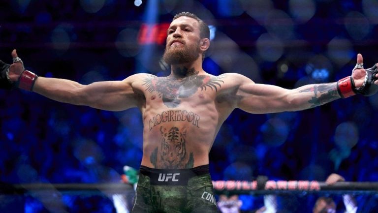 Conor McGregor festejando victoria tras una pelea de la UFC