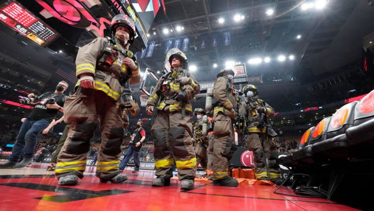 Bomberos tras acudir al llamado del incendio