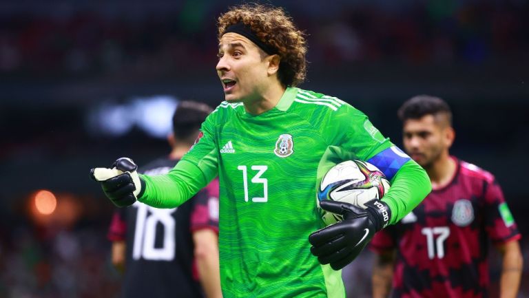 Guillermo Ochoa en acción con el Tri