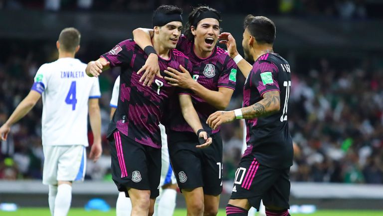 Jugadores festejan un gol en el Azteca
