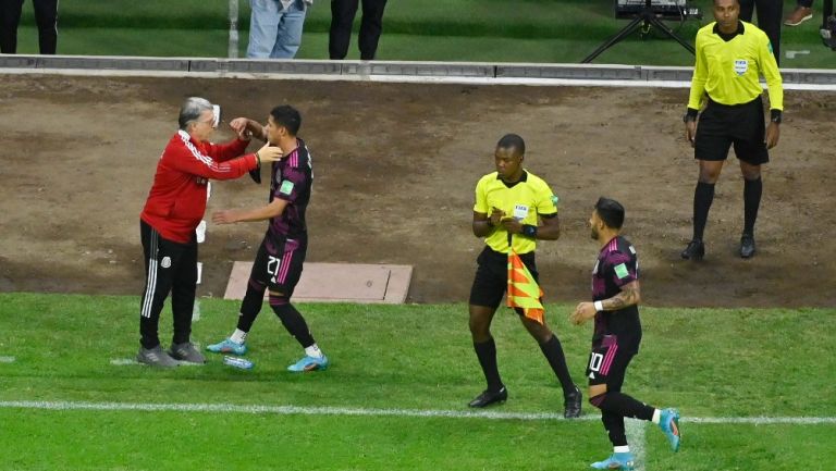 Tata Martino y Uriel Antuna celebran gol