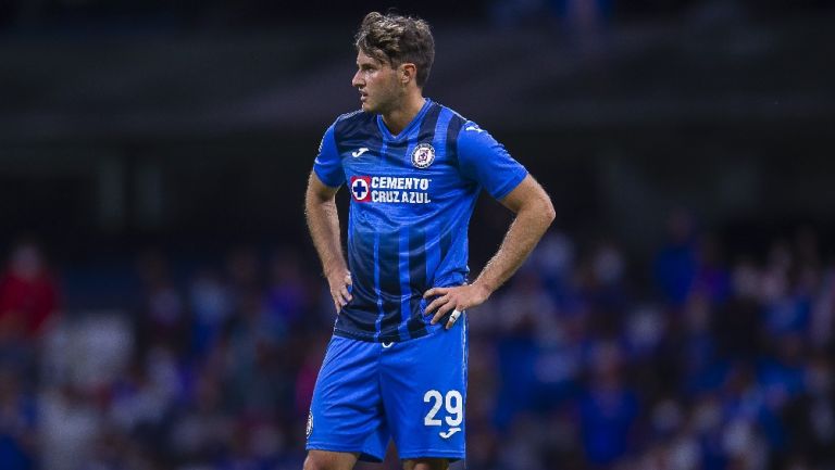 Santiago Giménez jugando partido de la Liga MX con Cruz Azul